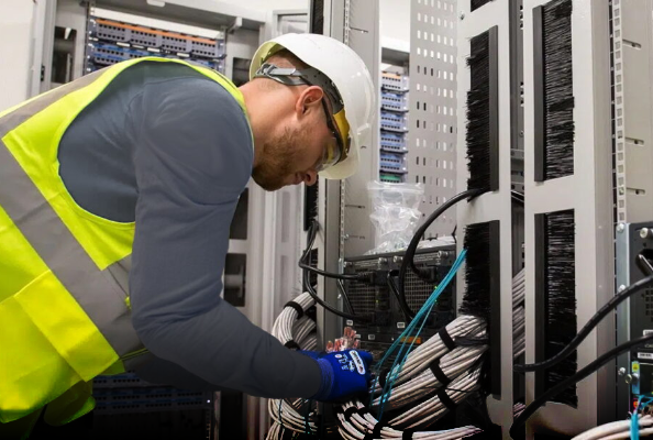 Técnico trabajando en cableado estructurado