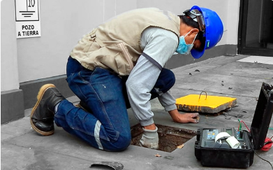 Técnico verificando pozo a tierra