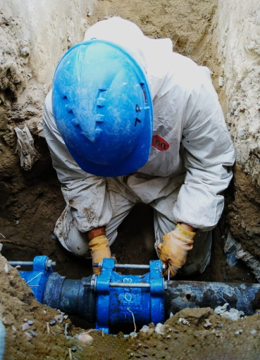 Técnico realizando servicios de gasfitería